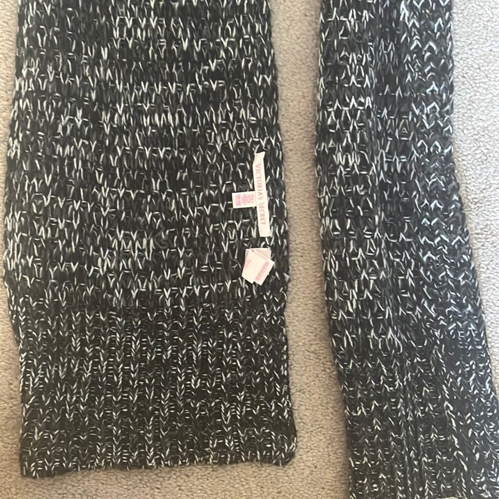 Victoria’s Secret 100% acrylic grey black white woven knitted scarf
